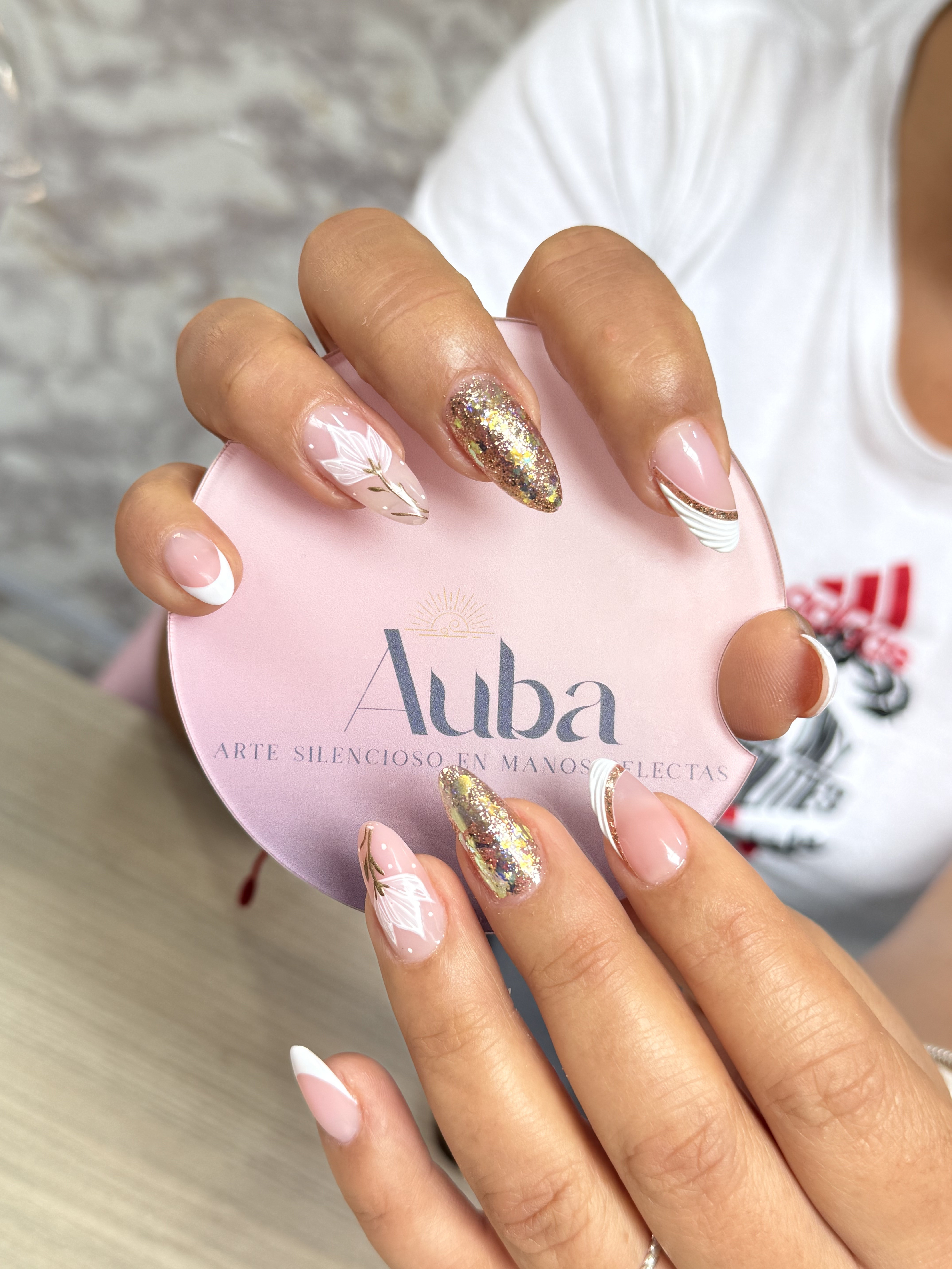 Nail art floral decorativo - AUBA Beauty Studio